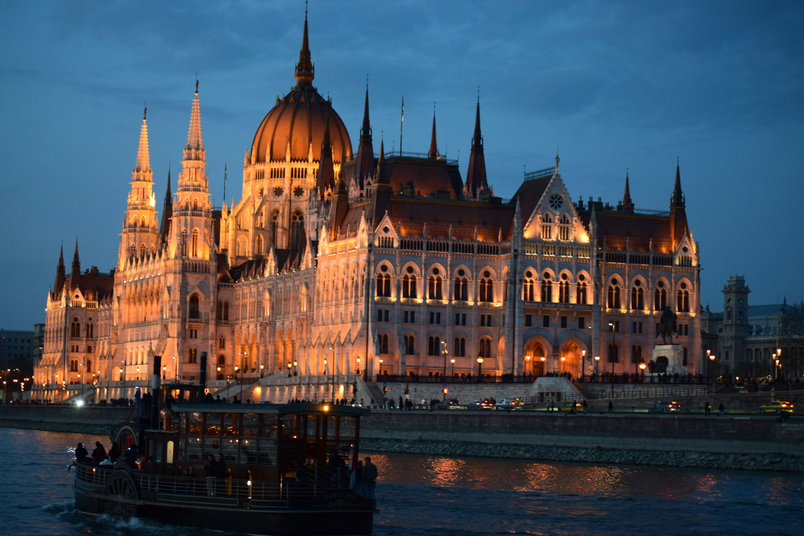 Croisière dîner sur le Danube devant le Parlement de Budapest illuminé