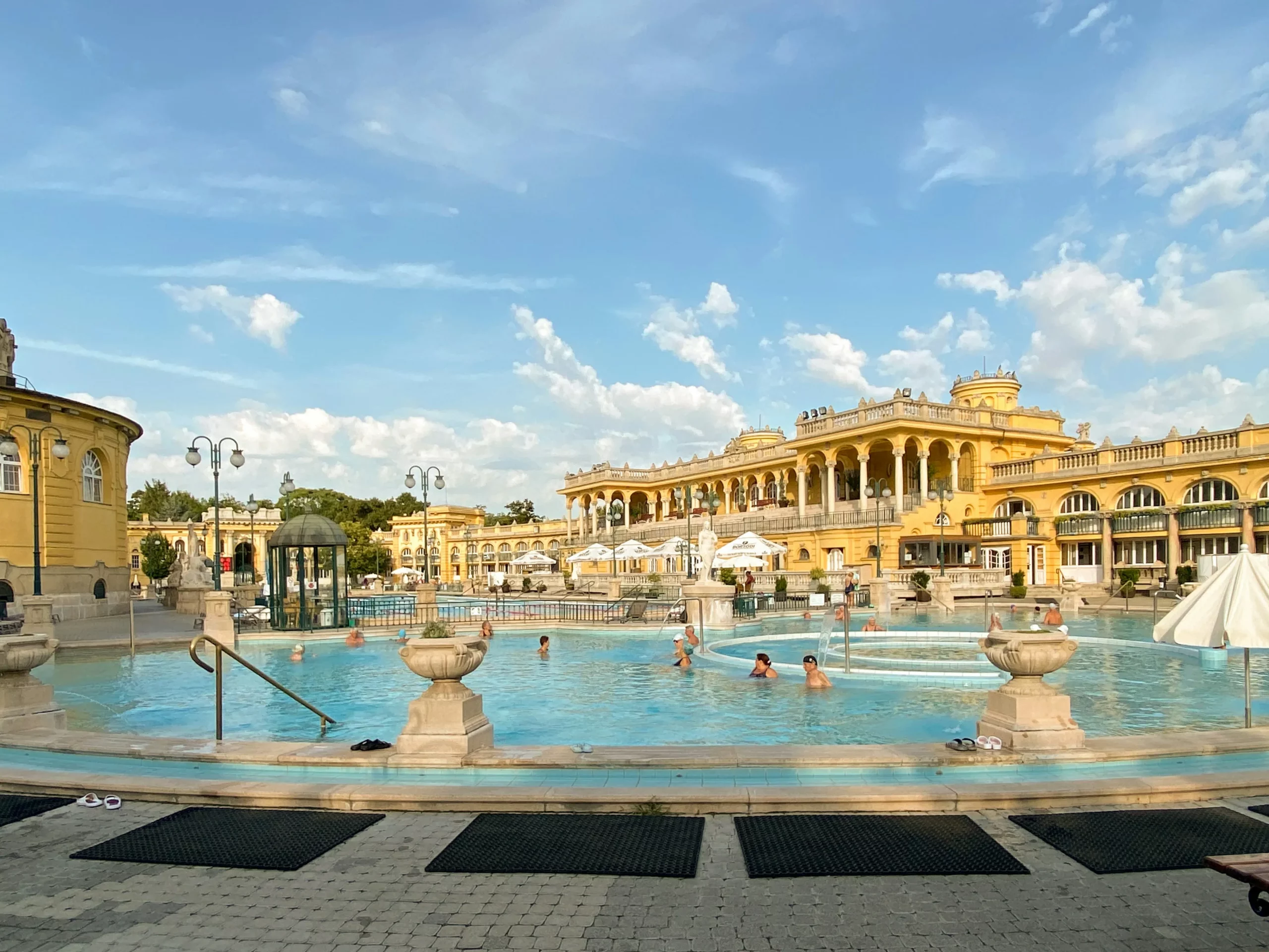 Thermes Széchenyi — piscines extérieures et bâtiment néo-baroque, Budapest