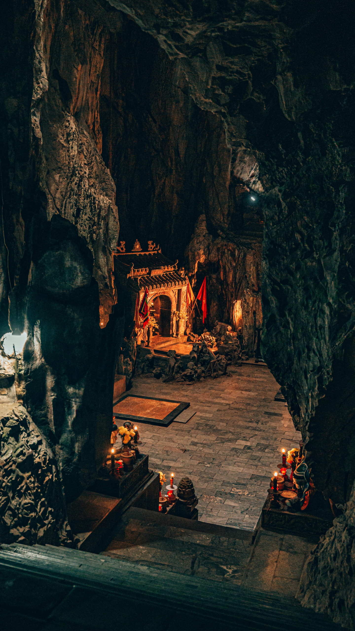 Temple dans les grottes des Montagnes de Marbre à Da Nang
