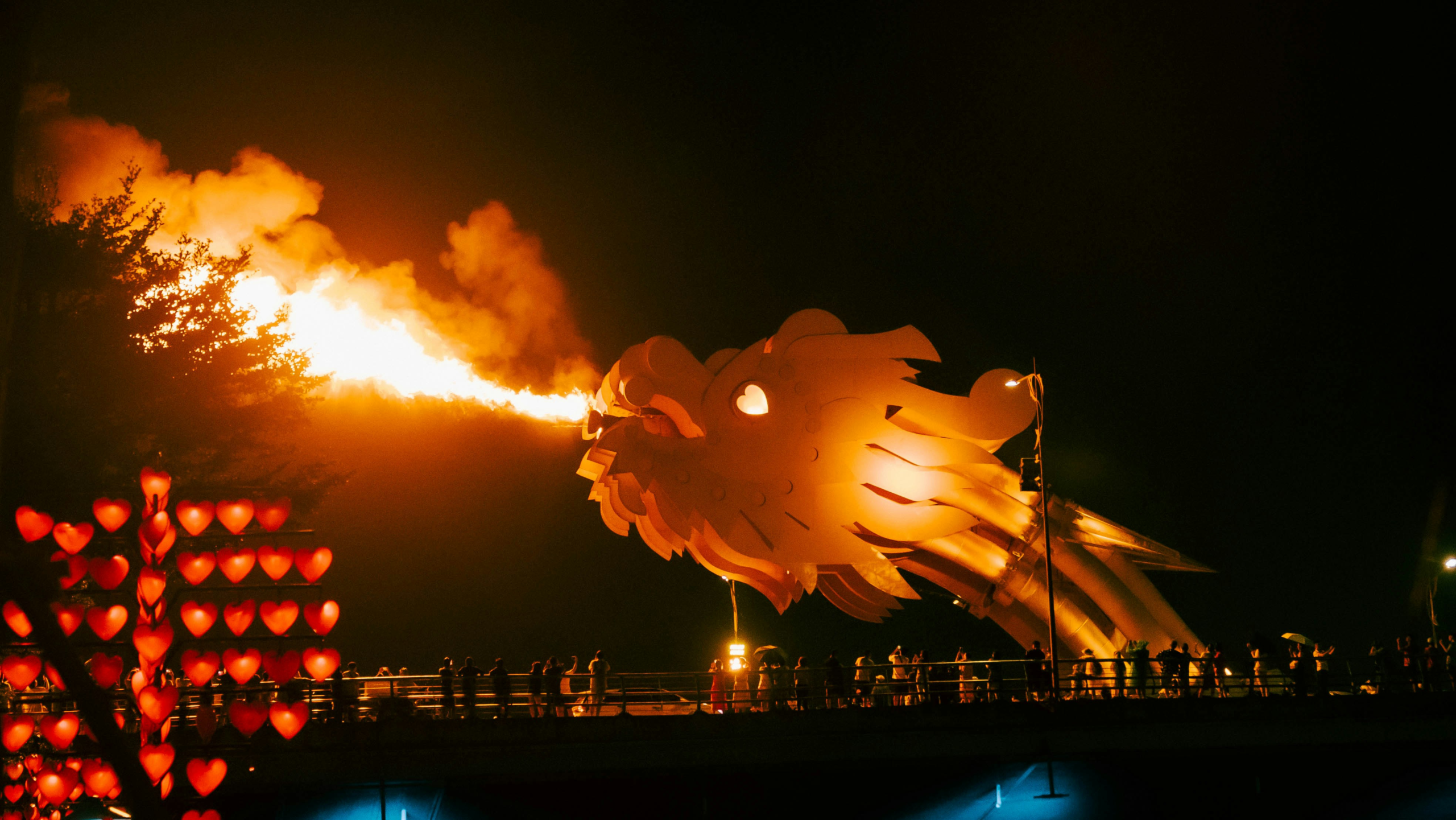 Le pont du Dragon de Da Nang crachant du feu
