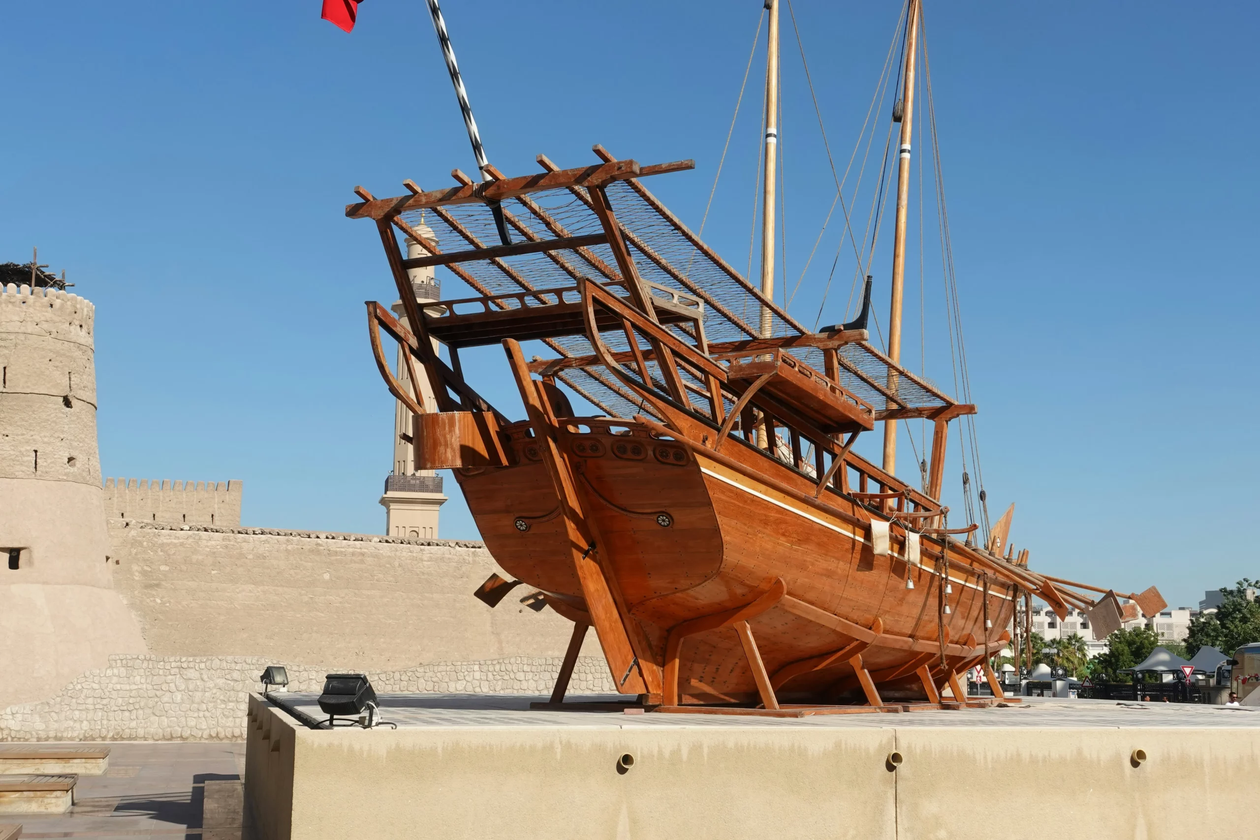 Boutre traditionnel en bois sur le chantier naval de Sur, Oman