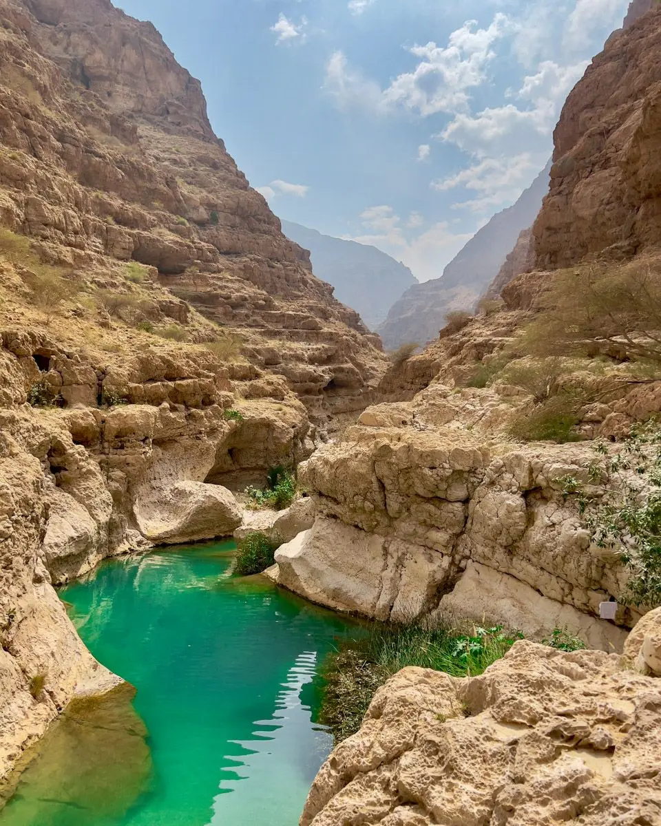 Bassins turquoise du Wadi Shab entre les gorges calcaires, Oman