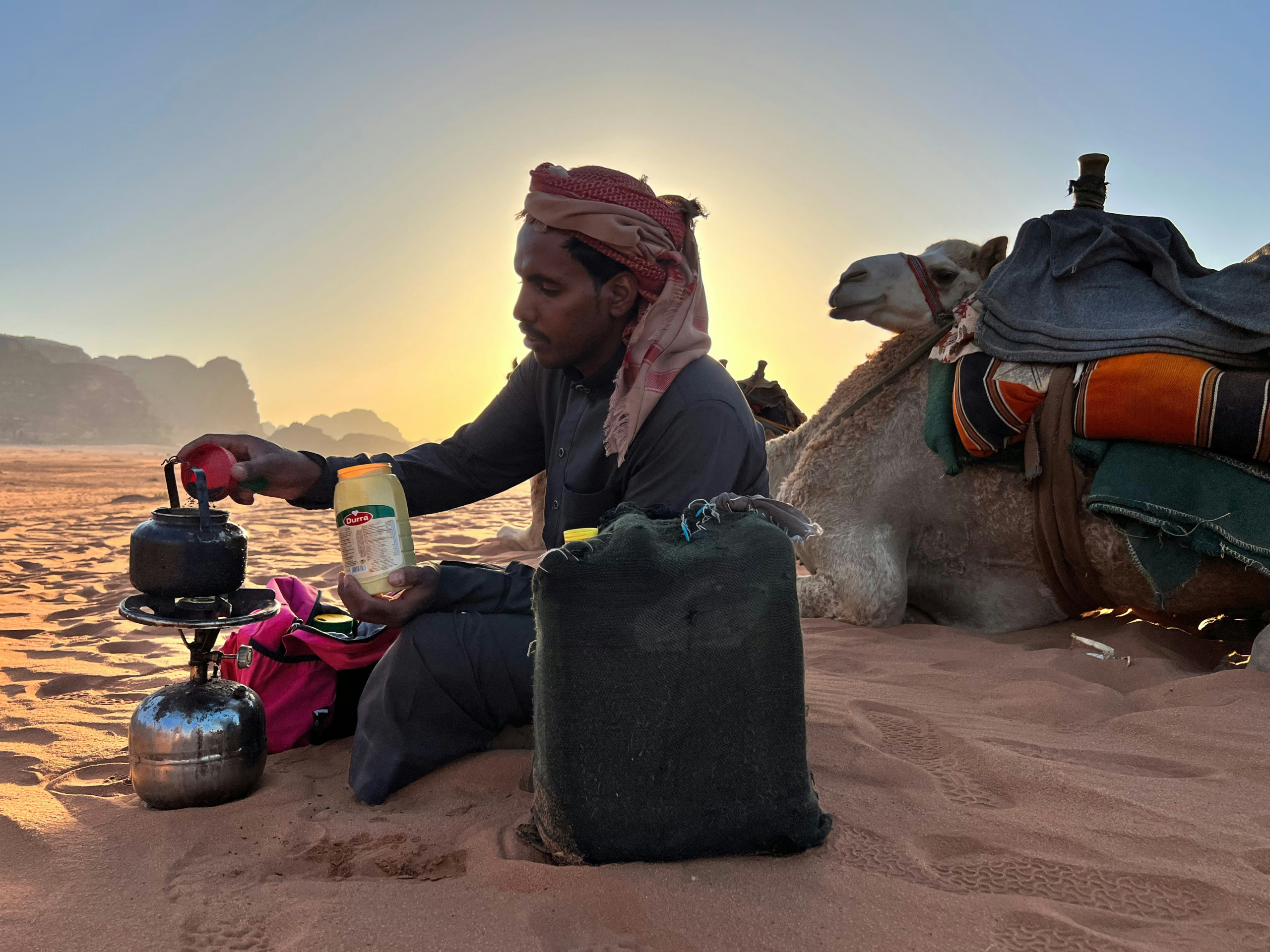 Bédouin préparant le thé dans les dunes de Wahiba Sands, Oman