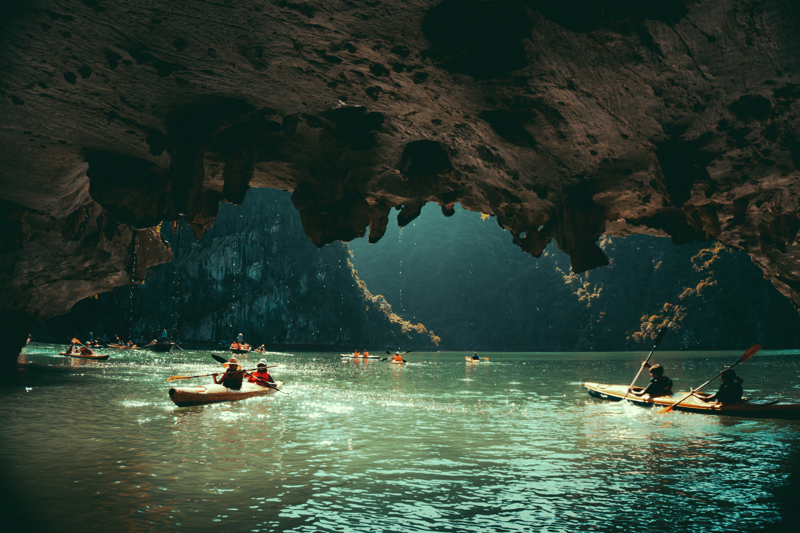 Kayak dans les grottes karstiques de la baie de Lan Ha